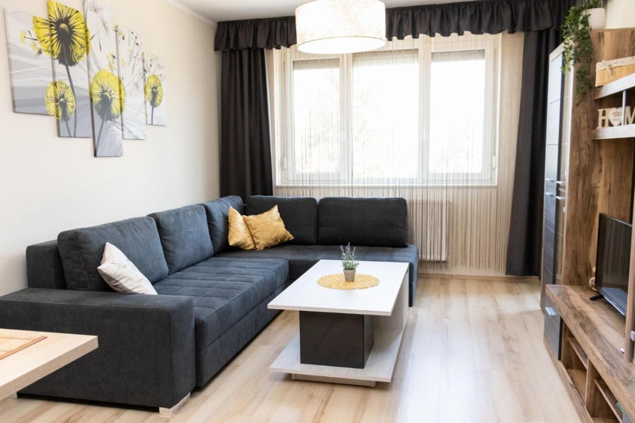 Holiday Apartman Sarvar Exterior photo